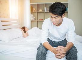 Hombre molesto en la cama después de discutir con su novia foto