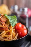 Spaghetti with tomatoes and lettuce photo