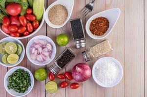 Verduras y especias en mesa de madera con espacio de copia foto