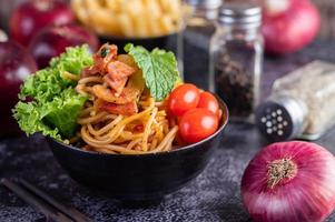 Spaghetti with tomatoes and lettuce photo