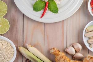 Ensalada de pollo en un plato blanco con hojas de menta foto