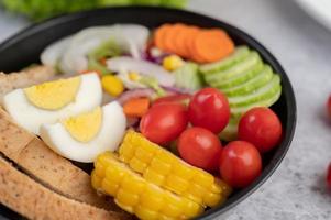 ensalada de verduras con pan y huevos duros foto