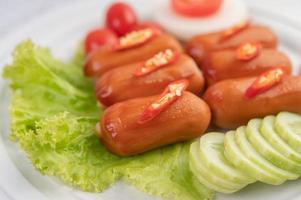 enlaces de salchicha con pimientos y pepinos foto