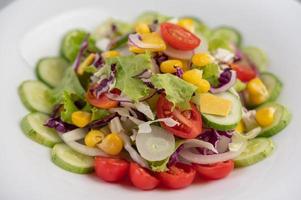 ensalada de verduras con huevos duros foto