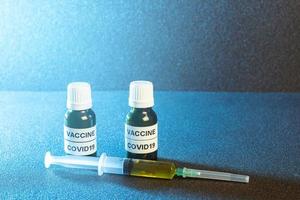 Vacunas covid-19 sobre un fondo azul. foto