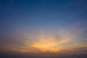 el cielo y las nubes al atardecer foto