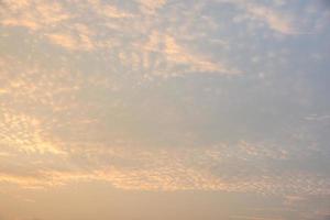 cielo y nubes al atardecer foto