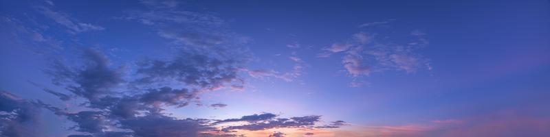 cielo y nubes al atardecer foto