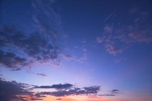 cielo y nubes al atardecer foto