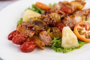 carne a la barbacoa con tomates y pimientos