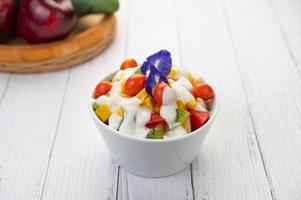 fruta fresca y yogur foto