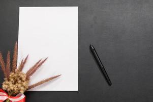 papel en blanco y bolígrafo sobre el escritorio foto