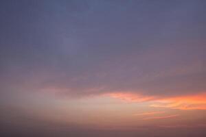 el cielo y las nubes al atardecer foto