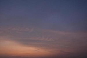 el cielo al atardecer foto