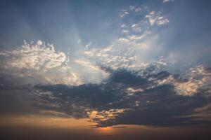 el cielo y las nubes al atardecer foto