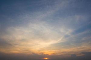 el cielo al atardecer foto