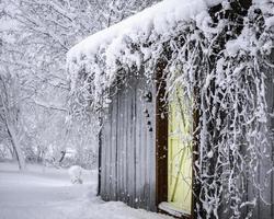 ulverton, quebec, canadá, 27 de noviembre de 2018 - la puerta del granero amarillo foto