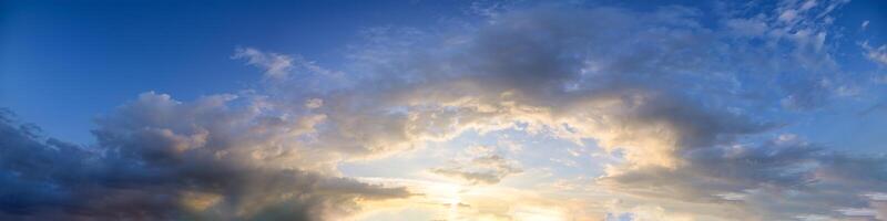 cielo y nubes al atardecer foto