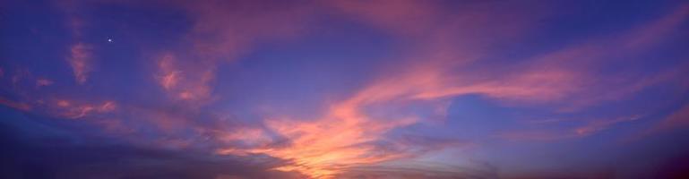 cielo y nubes al atardecer foto