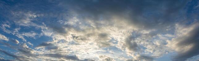 cielo y nubes al atardecer foto