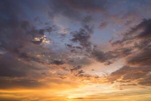 el cielo al atardecer foto