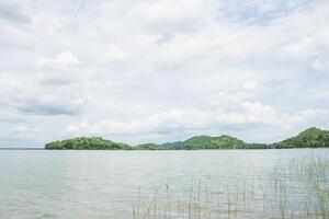 lago bajo el cielo nublado foto