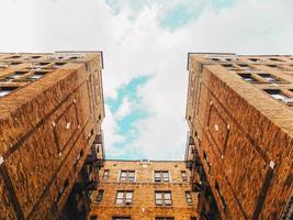 brooklyn, ny, 2020 - ángulo bajo de un edificio de gran altura foto