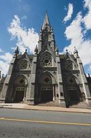 Iglesia de hormigón gris bajo un cielo azul foto