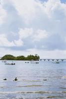 la república dominicana, 2020 - gente disfrutando de un día en el mar foto