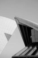 sydney, australia, 2020 - fotografía en blanco y negro de la ópera de sydney foto