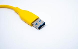 Cable USB micro USB amarillo aislado sobre fondo blanco.