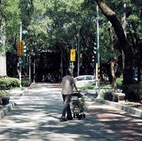 taipei, taiwán, 2020 - mujer caminando con un cochecito foto