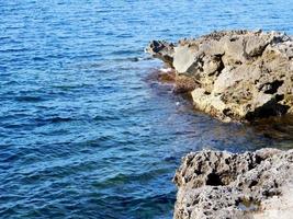 mar azul y rocas