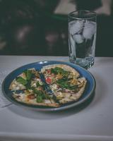 pizza en un plato azul foto