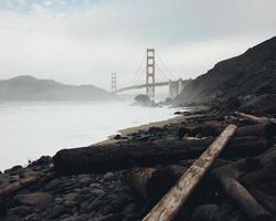 puente golden gate con niebla foto