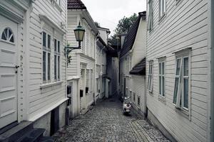 bergen, noruega, 2020 - callejón vacío durante el día foto