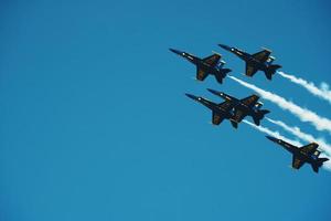 san francisco, ca, 2020 - grupo de bombarderos en un cielo azul foto