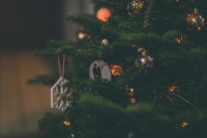árbol de navidad con adornos foto