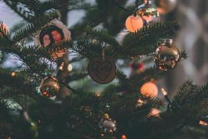 primer plano, de, un, árbol de navidad, en, un, cuarto oscuro foto