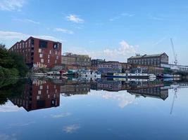 Londres, Reino Unido, 2020 - Edificio cerca del agua foto