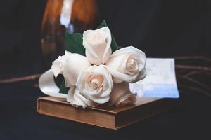 primer plano de rosas blancas foto