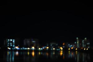 coloridas luces de la ciudad bokeh en la noche foto