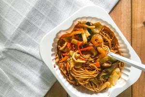 fideos salteados con salsa hong kong foto