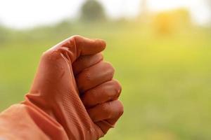 un puñado de agricultores que usaban guantes. foto