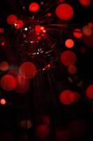 La luz roja del bokeh celebra por la noche, desenfoca el fondo abstracto ligero.