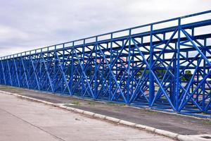 barras de metal azul foto