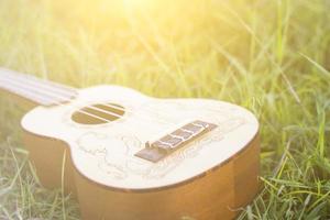 guitarra con luz del sol foto