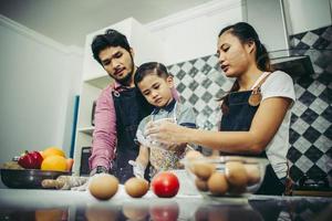 familia feliz disfrutando de su tiempo cocinando juntos en la cocina foto