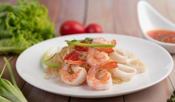 Stir-fried instant noodles with prawns and crab photo