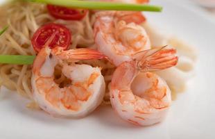 Stir-fried instant noodles with prawns and crab photo